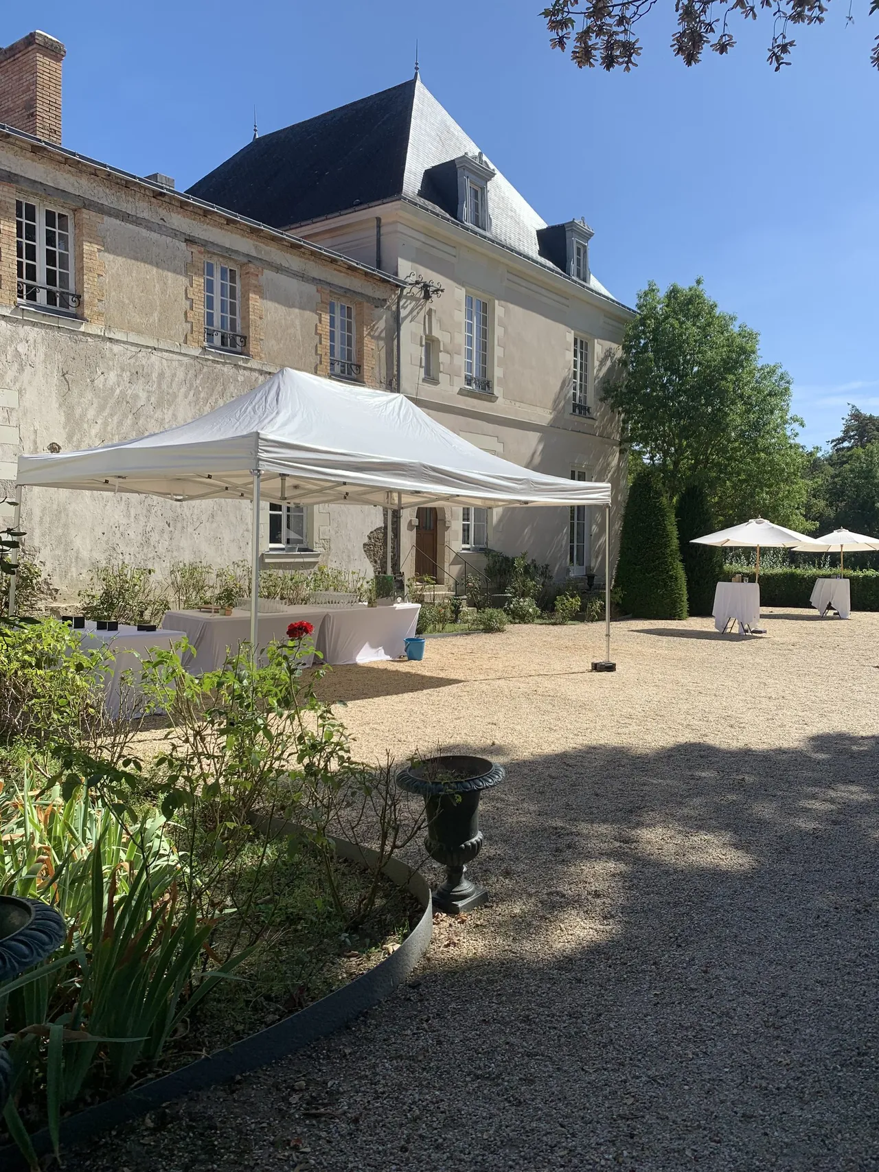 Tente de réception et mange-debout dans la cour devant le château