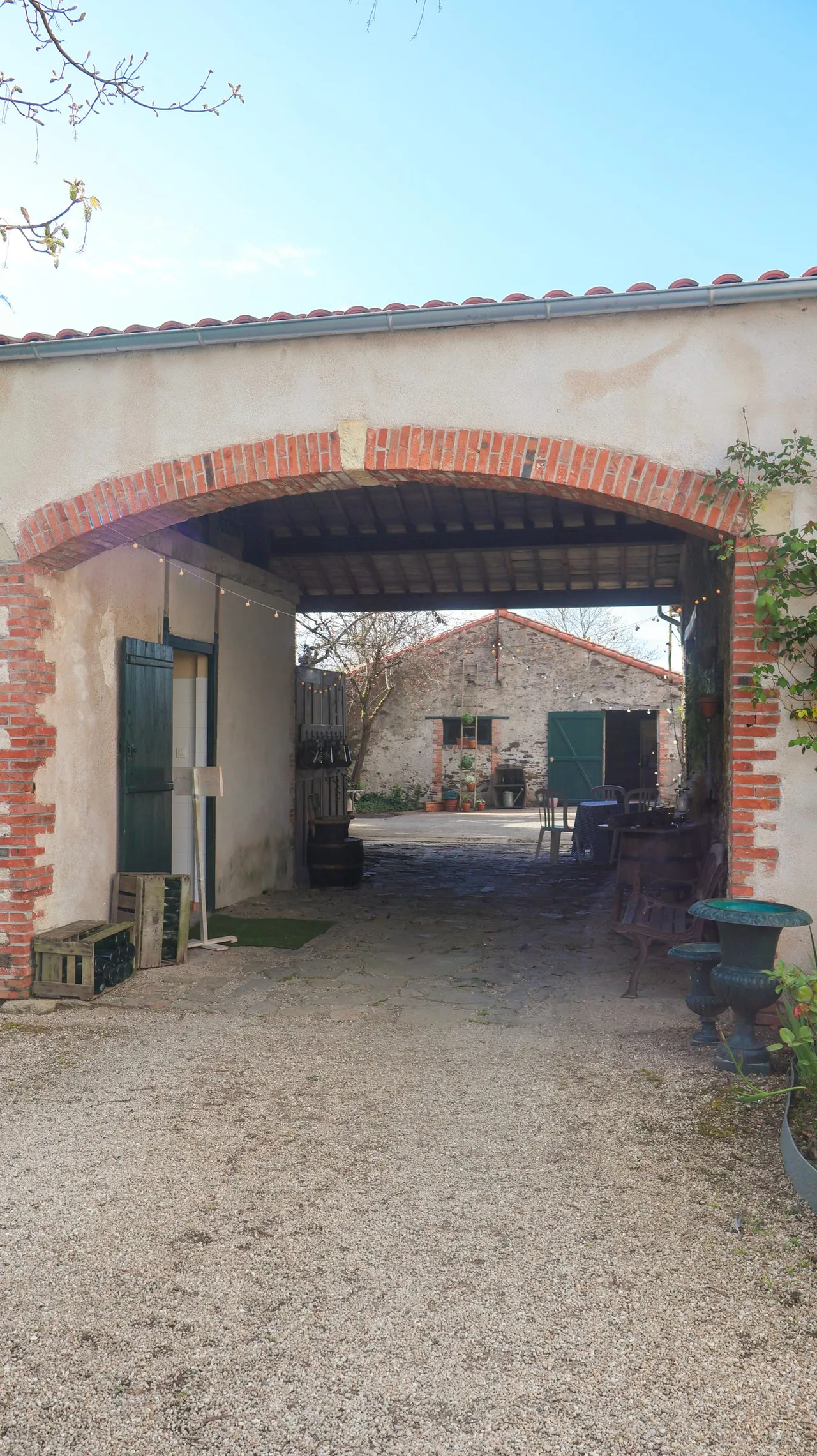 Passage voûté en briques vers la cour du château