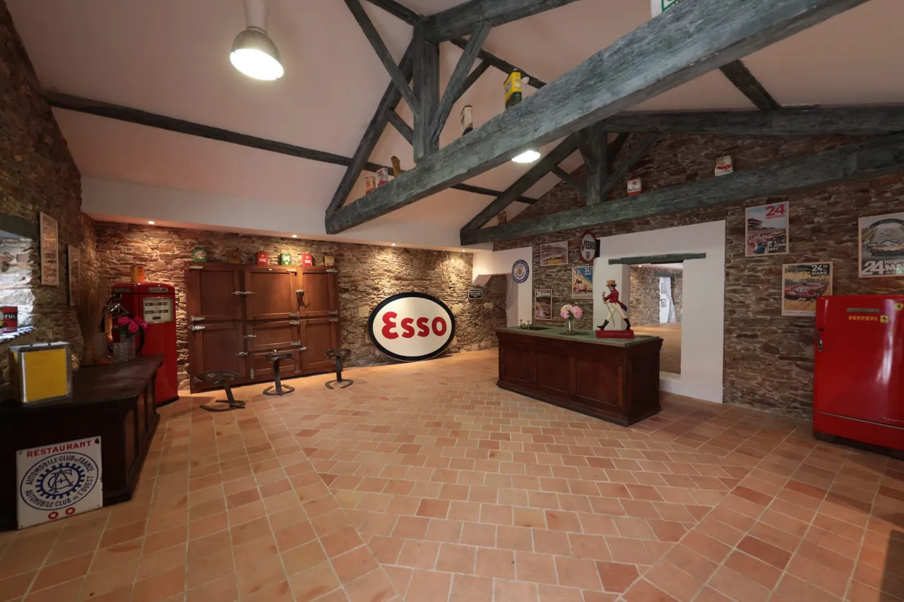 Espace d’entrée de la salle de réception et sa décoration vintage