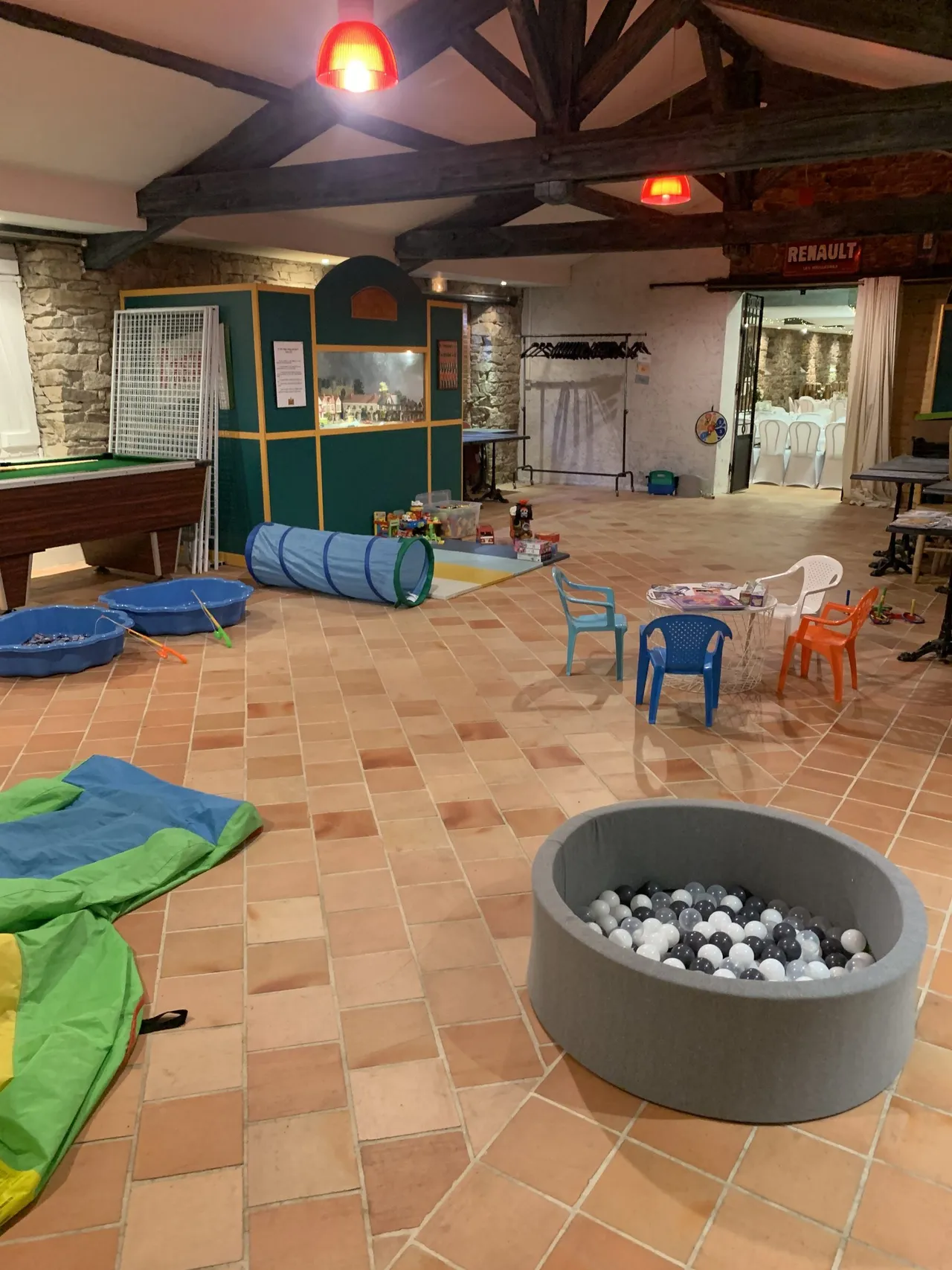 Espace enfants aménagé dans la salle de réception